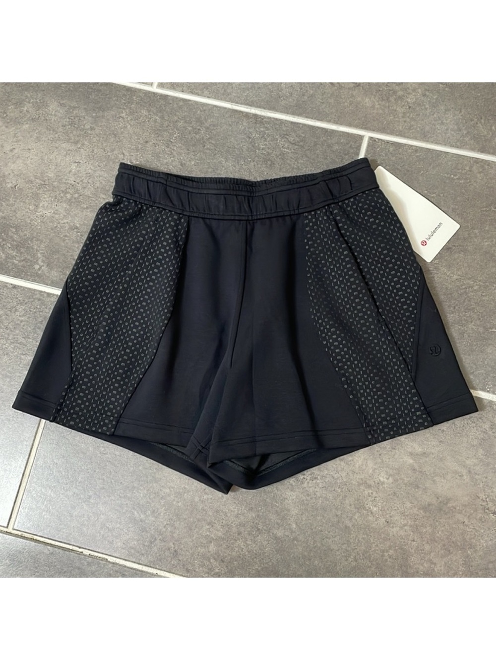 Lululemon Embossed Panel‎ High-Rise Short 4"
Black XS